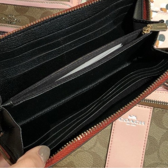 LIKE NEW! Coach RETIRED COACH ACCORDION ZIP White Check Heart Purses White Bag - Picture 7 of 12